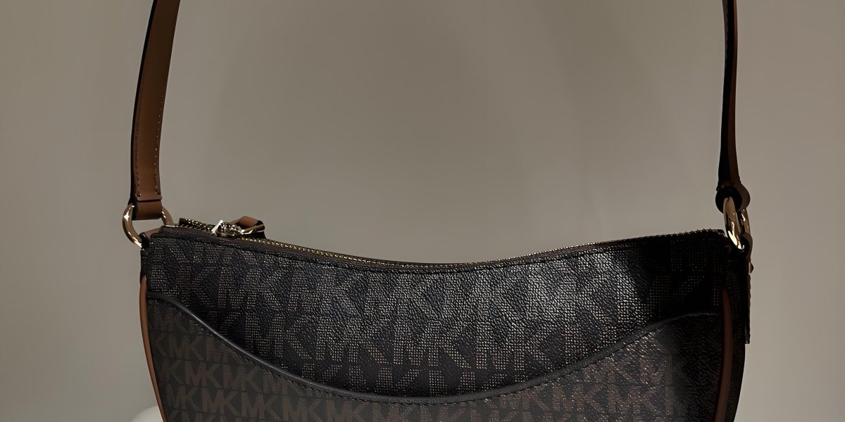 【MK 包包推薦】Michael Kors Bedford 迷你老花波士頓包｜斜挎包、大手拿包全解析